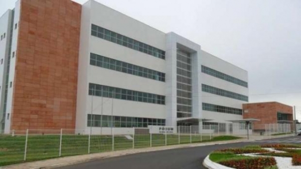 Foi condenado a 28 anos e 29 dias de prisão, o homem acusado pela morte do próprio pai em Guarapuava em 1º de janeiro de 2018.  O Tribunal do Júri julgou o caso na manhã desta terça-feira (19). Segundo as investigações, a motivação do crime aconteceu após uma comemoração de revéillon, o acusado estava embriagado e queria sair com a moto, mas o pai o impediu.  Além do homicídio qualificado, o réu foi acusado pelos crimes de lesão corporal e ameaça contra a irmã e a mãe, mediante violência doméstica, e por atear fogo na residência da família, que ficou totalmente destruída.  A tese da acusação, sustentada pela 10ª Promotoria de Justiça de Guarapuava, foi integralmente acolhida pelos jurados. O réu já estava preso.  Foto: RSN.