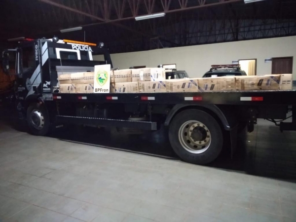 Os cigarros e os indivíduos foram encaminhados para as providências legais . (Foto: BPFron)