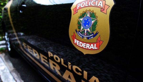 A Polícia Federal deflagrou na manhã de quarta-feira (27) a Operação Contaminatus cumprindo mandados de prisão nos Estados do Paraná (Guaíra, Curitiba, Terra Roxa e Umuarama), Mato Grosso do Sul (Mundo Novo), Mato Grosso (Sinop), Pará (Novo Progresso) e Tocantins (Paraíso do Tocantins).   Cerca de 80 policiais federais participam da ação para cumprir os oito mandados de Prisão Preventiva e 17 Mandados de Busca e Apreensão, além do sequestro e indisponibilidade de bens, propriedades e contas bancárias de diversos investigados.  O objetivo da Operação é desbaratar uma organização criminosa, cujos principais líderes residem na região de Guaíra, e é especializada em contrabandear e distribuir cigarros e agrotóxicos de origem paraguaia em vários estados brasileiros.   Ao longo do período investigativo, foi identificada a existência de empresas fundadas especificamente com o objetivo de expedir Notas Fiscais, para dar ares de legalidade ao transporte dos produtos contrabandeados.   O nome \