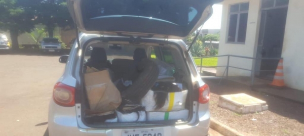 Ontem (28), uma equipe da policia de Palotina realizava patrulhamento pelo distrito de Encantado do Oeste, distrito de Assis Chateaubriand, quando avistaram um veículo VW/ Tiguan, sendo que o condutor ao visualizar a equipe demonstrou nervosismo, tentando entrar em seu veículo e sair do local.  Diante disso a equipe efetuou a abordagem do indivíduo e do veículo, indagado o condutor informou que estaria transportando uma carga de relógios.  Durante buscas no veículo a equipe encontrou uma caixa com equipamentos para manutenção de relógios, 4 caixas de medicamentos, anabolizantes de marcas diversas, os quais são de alto valor comercial, uma caixa de maquiagem e 4 pneus. Carga foi avaliada em cerca de R$ 1 milhão.  Diante dos fatos o veículo, a carga e o condutor foram encaminhados para a Receita Federal em Cascavel.