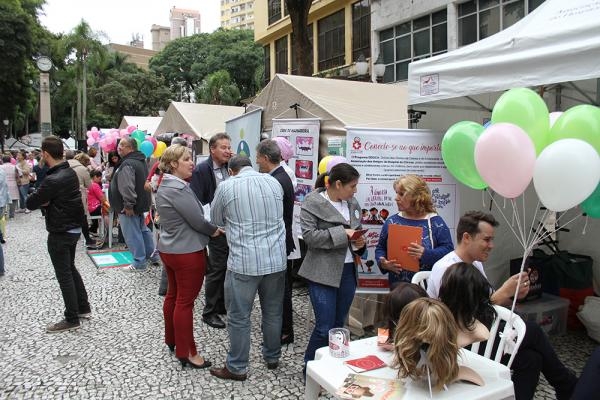 Ontem, na Boca Maldita, população recebeu orientação sobre a prevenção de doenças, como o câncer (Foto: Valquir Aureliano)