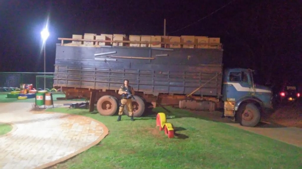 No caminhão havia 500 mil carteira de cigarros. (Foto: BPFron)