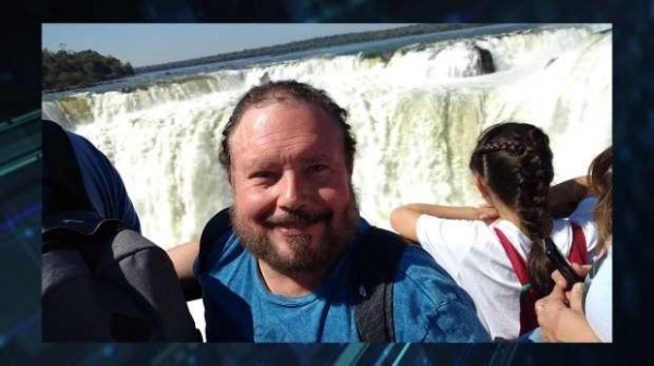 Os casos de gripe têm preocupado os órgãos de saúde de Toledo. Agora, um óbito é investigado diante da suspeita de H1N1.  A Secretaria de Saúde de Toledo investiga uma possível morte por gripe.  O caso em acompanhamento é do médico psiquiatra Orlando Cesar Cordeiro de Melo Serpa, de 59 anos, que foi a óbito na madrugada de terça-feira (7).  Segundo a Secretaria de Saúde, como o caso se tratava de uma síndrome respiratória aguda grave, foi coletado material e encaminhado para análise no Laboratório Central do Estado (Lacen), em Curitiba. O resultado deve ser divulgado em até 20 dias.   Este é o único caso de óbito suspeito de gripe H1N1 no município.  Até o momento em Toledo, 22 casos de pacientes com gripe agravada foram notificados, 10 foram descartados e 12 aguardam os resultados.  Todos os pacientes com síndrome respiratória grave são tratados com Tamiflu, independente do resultado do exame. Por isso a recomendação é que diante dos sintomas, a população busque o mais rápido possível atendimento médico.