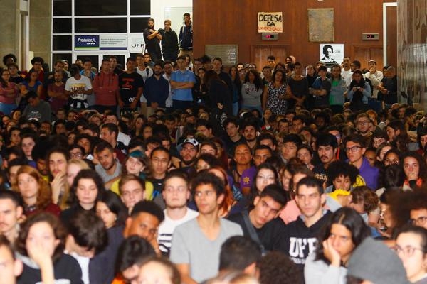 Assembleia do DCE-UFPR, ontem, abriu a semana de manifestações (Foto: Franklin de Freitas)