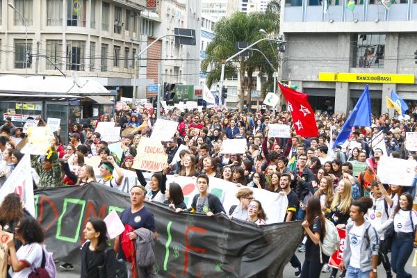 Manifestação no Centro de Curitiba, ontem: ela começou às 8 horas e foi até a noite (Foto: Franklin de Freitas)