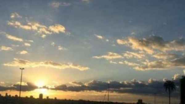 A segunda-feira (20) começa com tempo aberto e com temperaturas bem distintas entre uma região e outra. Na parte sul do Estado o dia amanhece com temperatura próxima dos 10ºC, já na fronteira, em Foz do Iguaçu, a temperatura chega aos 19ºC.   O Simepar (Sistema Meteorológico do Paraná) aponta que a chuva caiu em poucas regiões durante a madrugada e sem muita intensidade.   A previsão deste início de semana para Cascavel é de sol entre nuvens, com nebulosidade variável e rajadas de vento de até 26 km/h. A temperatura fica entre 16 e 28ºC.   A chuva deve chegar a Cascavel na quarta-feira (22), com acumulado de mais de 12 milímetros.  Redação Catve.com