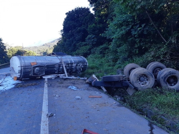 Um caminhoneiro, de 48 anos, morreu em um acidente na BR-376, em Guaratuba, no litoral do Paraná, na tarde desta terça-feira (4) — Foto: Polícia Rodoviária Federal/Divulgação