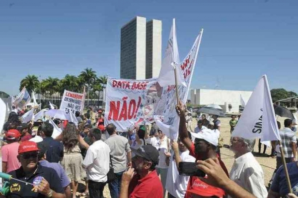 Manifestação de servidores na frente do STF: julgamento começou em fevereiro, mas foi interrompido a pedido da PGR e da AGU (foto: Antonio Cunha/CB/D.A Press)