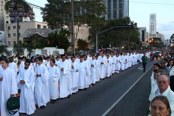 Procissão de Corpus Christi deve ser com céu nublado em Curitiba (Foto: Franklin de Freitas)