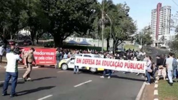 A greve dos funcionários públicos continua no Paraná nesta quarta-feira (26).   Os servidores cruzaram os braços após não conseguir negociar com o governo o pagamento da data base de 2019.   Segundo dados da Secretaria de Estado da Educação e do Esporte, 35% das escolas do Paraná aderiram parcialmente a paralisação, e 3,4% delas foram fechadas na terça-feira (25).   Os servidores públicos que estão mobilizados são da área da saúde, educação, segurança pública, entre outros.   O governo diz que está aberto a negociações com os sindicatos, mas aguarda o fim das manifestações para retomar as conversações sobre folha salarial.  Redação Catve.com