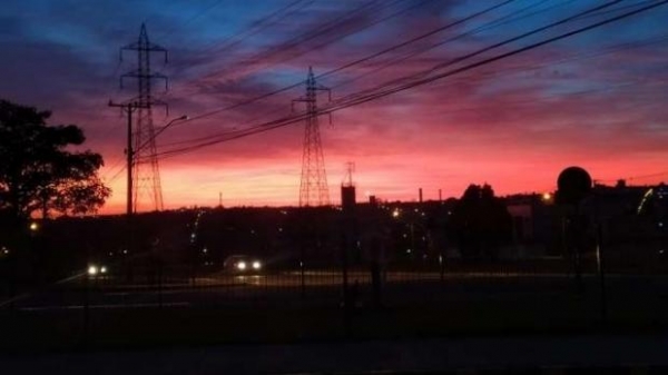 A segunda-feira (1º) começou com temperatura agradável, na casa dos 17ºC, em Cascavel. O clima de calor vai mudar ao longo da semana devido a frente fria que avança do Uruguai.   O dia amanhece com tempo nublado, muitas nuvens no céu e há previsão de pancadas de chuva para a cidade, segundo o Simepar (Sistema Meteorológico do Paraná).   São esperados 1,2 milímetros de acumulado na região. A chuva deve chegar somente à noite e estará acompanhada de ventos de até 40 km/h.   A chuva é consequência da frente fria que se forma no Uruguai e avança pelo Rio Grande do Sul e segue pelos demais estados do Sul. Ela deve derrubar as temperaturas até o fim da semana. O clima deve mudar significativamente em Cascavel caso se mantenha a previsão, no sábado a mínima deve ser de -2ºC no município, com sensação térmica podendo ser bem menor que a temperatura real. Ainda na sexta-feira é esperada formação de geada no município.   Redação Catve.com