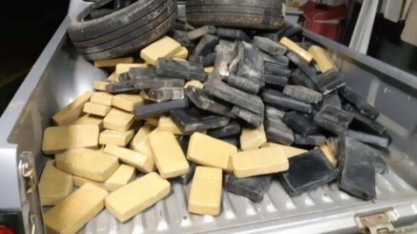 O condutor, um homem de 39 anos, morador de Ubiratã, foi preso em flagrante. (Foto: PRF)