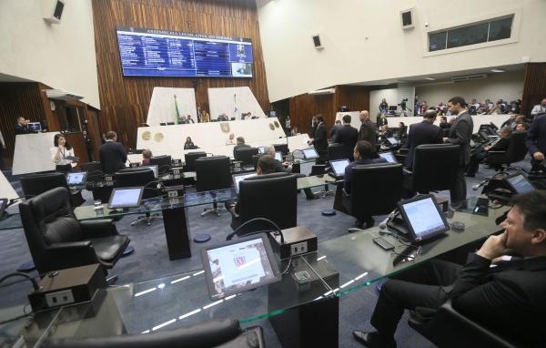 Plenário: servidores prometem mobilização (Foto: Orlando Kissner/Alep)