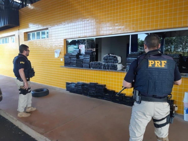 Duas pessoas foram presas.(Fotos: PRF)