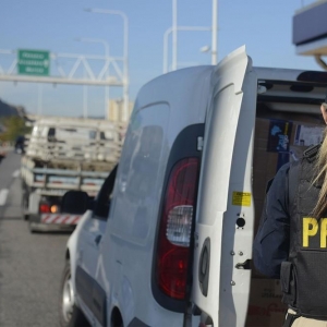 A Polícia Rodoviária Federal (PRF) inicia utilização de bafômetros passivos na praça do pedágio, na Ponte Rio-Niterói (BR-101), no Rio de Janeiro — Foto: Tânia Rêgo/Agência Brasil