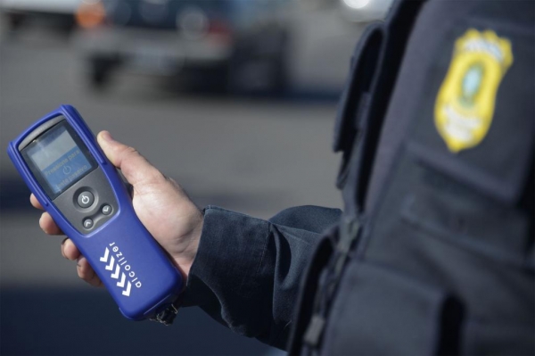 A Polícia Rodoviária Federal (PRF) inicia utilização de bafômetros passivos na praça do pedágio, na Ponte Rio-Niterói (BR-101), no Rio de Janeiro — Foto: Tânia Rêgo/Agência Brasil