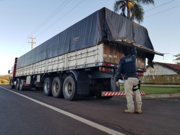 Apreensão ocorreu na BR-163, em Toledo; caminhão havia sido roubado seis meses atrás, em Curitiba. (Fotos: PRF)
