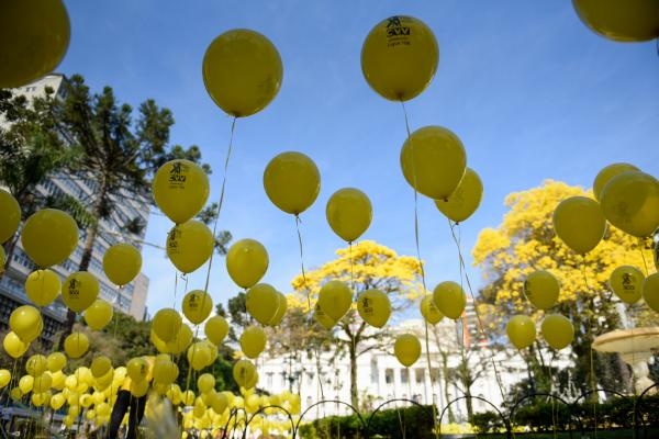Balões amarelos mudaram a paisagem da Santos Andrade (Foto: Henry Milleo)