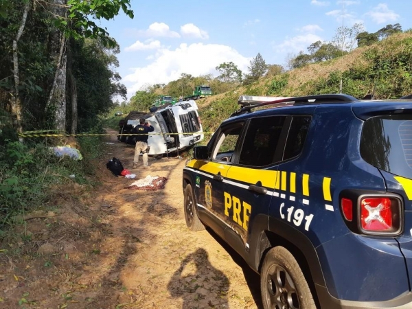 Motorista fica gravemente ferido após perder controle do caminhão e sair de pista, na BR-277 — Foto: Divulgação/PRF