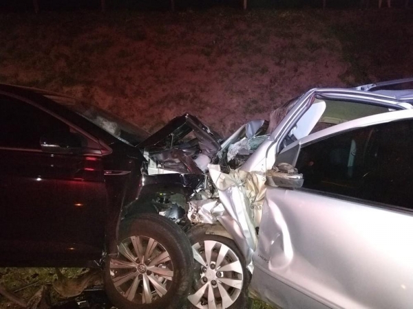 Veículos bateram de frente na PR-090, em Piraí do Sul — Foto: Divulgação/PRE