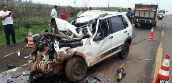 Motorista morre após bater carro atrás de caminhão na PR-170, em Guarapuava — Foto: Reprodução/RPC