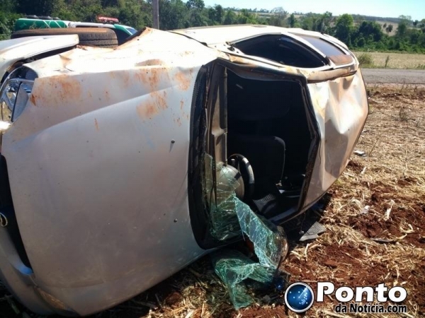 Os ocupantes foram ejetados do veículo (Foto: Ponto da Notícia )