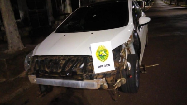 O automóvel estava preparado para o contrabando e com danos no para-brisas e no para choque. (Fotos: BPFron)