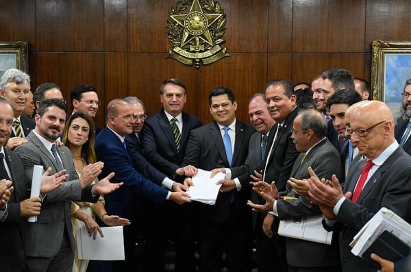 Entrega das propostas na Presidência do Senado reuniu o presidente Jair Bolsonaro, o presidente do Senado, Davi Alcolumbre, além de ministros e senadores (Foto: Roque de Sá/Agência Senado )