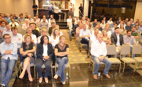 Prefeitos reunidos em Curitiba, pela AMP: pressão (Foto: AMP/divulgação)