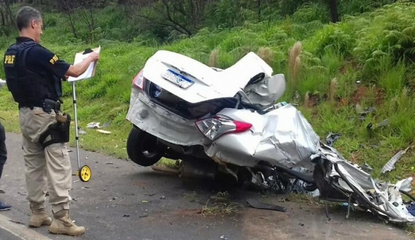 Uma mulher grávida morreu, e um homem e uma criança ficaram gravemente feridos, em Imbituva. — Foto: Divulgação/PRF
