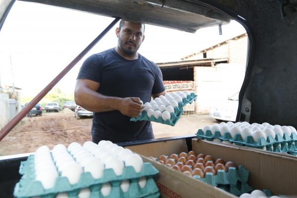 Daniel Barbosa de Souza, do carro do ovo: 30 ovos por R$ 10 (Foto: Franklin de Freitas)
