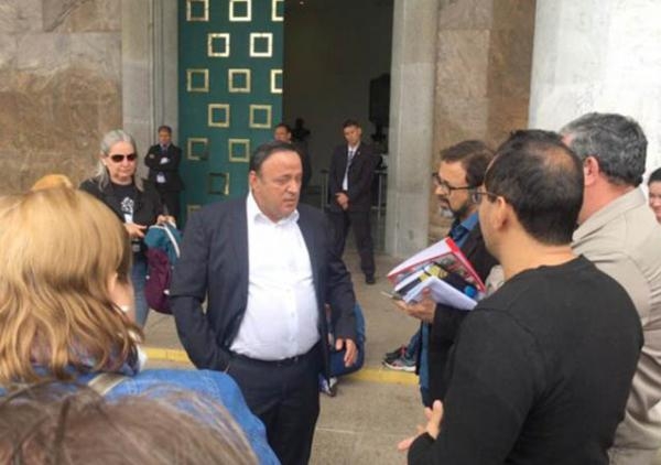 Deputado Hussein Bakri (PSD) conversa com servidores (Foto: APP Sindicato/divulgação)