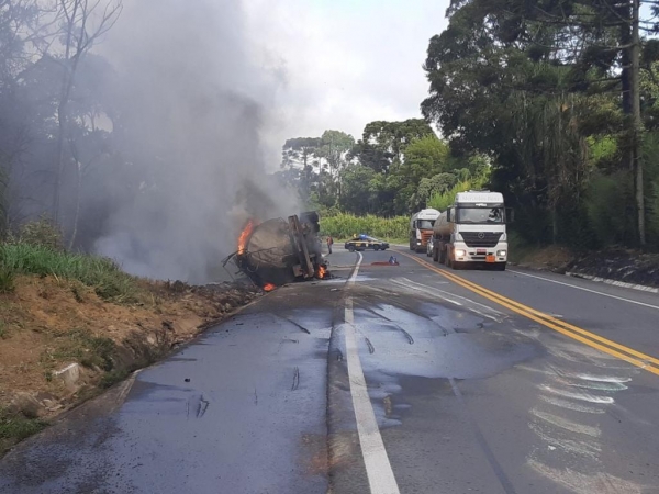 Caminhão tomba e pega fogo na BR-476, em São Mateus do Sul — Foto: PRF/Divulgação