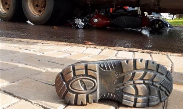 No primeiro acidente, a motocicleta ficou embaixo do caminhão e o veículo acabou passando sobre a vítima (Foto: Tarobá News )