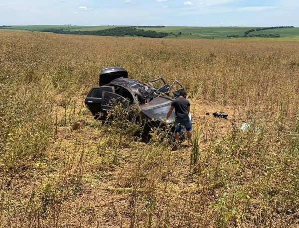 Capotamento deixou três pessoa feridas na PR-454, em Jaguapitã — Foto: Samu/Divulgação