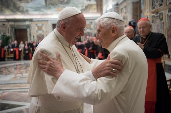 Papa Francisco (esq) com seu antecessor no cargo, Bento 16 em imagem de 2016 — Foto: L\'Osservatore Romano/AP