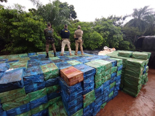 Foram apreendidas cerca de 750 mil maços de cigarros. (Fotos: PRF)