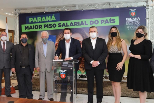 O governador Carlos Massa Ratinho Junior assina nesta terca-feira (9), o reajuste do salário mínimo regional acompanhado do vice-governador Darci Piana, do secretario da Justiça, Família e Trabalho (Sejuf), Ney Leprevost e do chefe da Casa Civil, Guto Silva. Curitiba, 09/02/2021. Foto: Geraldo Bubniak/AEN