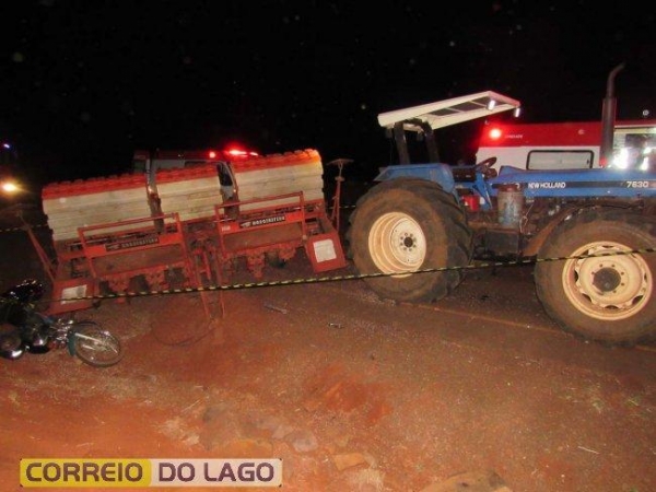 O idoso que morreu no local estaria dirigindo o trator.(Fotos: Correio do Lago)