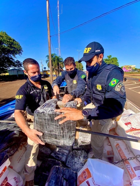 O condutor foi preso pelo crime de tráfico de drogas, e confessou que o entorpecente iria de Foz do Iguaçu a Curitiba.(Fotos: PRF)