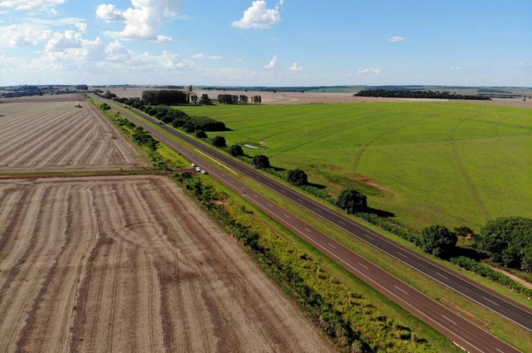 A vocação da Nova Ferroeste vai além de unir por trilhos Paraná e Mato Grosso do Sul, dois dos principais polos exportadores do agronegócio brasileiro, e se transformar no segundo maior corredor de transporte de grãos e contêineres do País, perdendo em capacidade apenas para a malha paulista. A ferrovia quer nascer verde e sustentável.  Todo o projeto foi desenvolvido para ter o mínimo possível de impacto socioambiental. O desenho preliminar do traçado de 1.285 quilômetros entre Maracaju (MS) e o Porto de Paranaguá, por exemplo, não prevê nenhuma interceptação em comunidades indígenas, quilombolas ou em Unidades de Proteção Integral.  Os técnicos responsáveis pela proposta alinharam o traçado a um distanciamento mínimo de cinco quilômetros dessas coletividades ou pontos de conservação. Já no final do percurso, toda a estrutura da nova ferrovia que vai cortar a Serra do Mar foi alinhada com o Plano Sustentável do Litoral, concebido em 2019.  Cooperativas paranaenses no MS ressaltam importância da Nova Ferroeste Cascavel será o hub logístico da Nova Ferroeste “A sustentabilidade tem um peso muito importante em todo o projeto. Buscamos mitigar o máximo possível questões ambientais para que a Nova Ferroeste seja de fato uma ferrovia verde, que se preocupa com o desenvolvimento sustentável do País”, disse o coordenador do Grupo de Trabalho Ferroviário do Estado do Paraná, Luiz Henrique Fagundes.  Outra preocupação, destacou o coordenador, é com a redução dos conflitos urbanos. A orientação é para que os trechos da ferrovia evitem cruzar as cidades. Em Curitiba, por exemplo, os trilhos serão todos desviados, sem a passagem de trens por cruzamentos que podem gerar acidentes. “É, sem dúvida, uma iniciativa que vai deixar a capital paranaense muito mais segura, seja para motoristas ou pedestres”, afirmou Fagundes.  NAS ESTRADAS – A instalação do modal terá impacto também na melhoria da qualidade do ar. A conta simples prevê que um trem com 100 vagões substitui 357 caminhões, ambos com capacidade aproximada de 100 toneladas de carregamento. “É uma redução significativa na emissão de gases do efeito estufa. Não existe dúvida de que o trem é melhor ambientalmente do que um motor a combustão”, ressaltou o coordenador.  Ele lembra também que com menos caminhões trafegando, as estradas tendem a ser mais seguras de uma maneira geral. “É um pedido dos próprios caminhoneiros para que o trabalho deles fique concentrado em trechos menores, com distâncias mais curtas e possibilidade de fazer uma quantidade maior de fretes”, disse Fagundes.  Estudo destaca que Nova Ferroeste vai diminuir em 27% o Custo Brasil AUTORIZAÇÃO – Outro ponto importante é que o Instituto Brasileiro do Meio Ambiente e dos Recursos Naturais Renováveis (Ibama) concedeu no início deste ano a Autorização de Captura, Coleta e Transporte de Material Biológico (Abio) para o projeto da Nova Ferroeste. É mais uma etapa no processo de licenciamento ambiental da proposta, que foi qualificada no Programa de Parcerias de Investimentos (PPI), do governo federal.  A Abio permitiu o início dos trabalhos de campo para o diagnóstico ambiental da fauna na área do projeto da Nova Ferroeste. Essa etapa é balizada por um plano de trabalho, analisado e aprovado pelo Ibama, no qual são indicados os pontos de amostragem e a metodologia a ser aplicada. Os dados a serem coletados em campo são essenciais para a avaliação de impactos ambientais da ferrovia, que será debatida com a sociedade após a conclusão dos estudos.  ESTUDOS – A Ferroeste foi qualificada em meados de 2020 no âmbito do PPI, o que acelera o seu processo de desestatização. O pedido foi feito pelo Governo do Paraná e significa que a União vai ajudar o Estado com apoio técnico regulatório necessário em diversas áreas, da modelagem e meio ambiente à atração de investidores.  Guaíra se planeja para receber a Nova Ferroeste O Governo do Paraná firmou um acordo de cooperação técnica com o Mato Grosso do Sul em 2020 para acelerar projeto. A empresa TPF Engenharia, contratada pelo Governo do Estado, está realizando os Estudos de Viabilidade Técnico-Operacional, Econômico-Financeira, Ambiental e Jurídica (EVTEA).  O Estudo de Impacto Ambiental (EIA) e seu respectivo Relatório de Impacto Ambiental (RIMA) são coordenados pela Fundação Instituto de Pesquisas Econômicas (Fipe), da Universidade de São Paulo (USP).  FERROVIA – O projeto busca implementar o segundo maior corredor de transporte de grãos e contêineres do País. A área de influência indireta abrange 925 municípios de três países. São 773 do Brasil, 114 do Paraguai e 38 da Argentina. No Brasil, impacta diretamente 425 cidades do Paraná, Mato Grosso do Sul e Santa Catarina, totalizando cerca de 9 milhões de pessoas. A área representa 3% do Produto Interno Bruto (PIB) brasileiro.  A expectativa, de acordo com os técnicos, é que pela Nova Ferroeste seja possível o transporte de 54 milhões de toneladas por ano – ou aproximadamente 2/3 da produção da região. 74% seriam de cargas destinadas para a exportação.  A previsão é que os estudos de viabilidade sejam finalizados em setembro e os estudos de impacto ambiental em novembro. A intenção é colocar a ferrovia em leilão na Bolsa de Valores do Brasil (B3), com sede em São Paulo, logo na sequência. O consórcio que vencer a concorrência será também responsável pelas obras.  ESPECIAL – O projeto da Nova Ferroeste está sendo esmiuçado ao longo desta semana em cinco reportagens especiais. A primeira, sobre o traçado, foi publicada na segunda-feira (05). Na terça-feira (06), foi reforçado o impacto econômico do modal. Por fim, as matérias trarão a expectativa do setor produtivo pela ferrovia e como o Porto de Paranaguá está se preparando para receber a nova demanda de grãos e contêineres, entre outros produtos. A intenção é explicar a importância da implementação deste novo corredor de exportação que vai unir duas potências do agronegócio mundial.