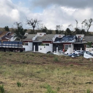 Campos Novos (SC) após tornado atingir casas — Foto: Ascom Campos Novos/Divulgação