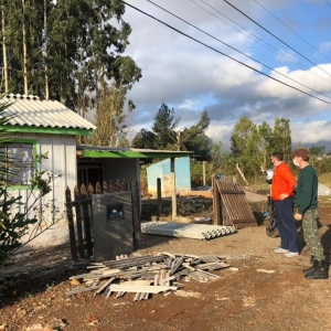 Telhas quebradas em Campos Novos está sendo trocadas pela prefeitura — Foto: Ascom Campos Novos/Divulgação