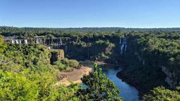 Com cataratas irreconhecíveis, rio Iguaçu está \\\'doente\\\' e vê mata nativa minguar — Foto: BBC News Brasil