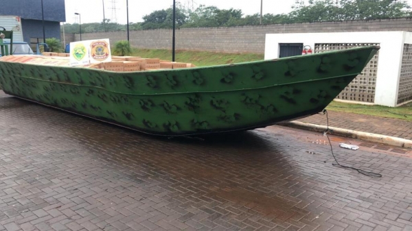 Nesta sexta-feira (18),  durante diligência no lago de itaipu equipe integrada por policiais federais e policiais militares do BPFRON percebeu movimentação suspeita em porto clandestino da região e resolveu acompanhar a movimentação daquele local.  Ao se aproximar, grande correria se iniciou com os suspeitos empreendendo fuga através da mata ciliar fechada da região, não sendo localizados.  No local foi apreendida uma embarcação artesanal de 12m carregada com aproximadamente 700 caixas de cigarros paraguaios, resultando num prejuízo aproximado de R$ 1.800.000,00 (um milhão e oitocentos mil reais) ao crime organizado da região.  Os materiais apreendidos foram encaminhados para a Delegacia de Polícia Federal em Guaíra.