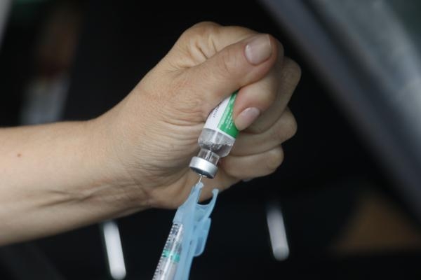 Projeto também prevê outras penalidades como o impedimento de receber a segunda dose (Foto: Franklin de Freitas)