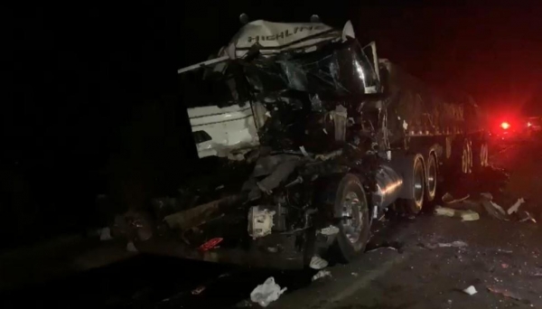 Acidente envolveu caminhões e carros, na BR-277, na noite desta segunda-feira (9) — Foto: Ailton Santos/Portal 24