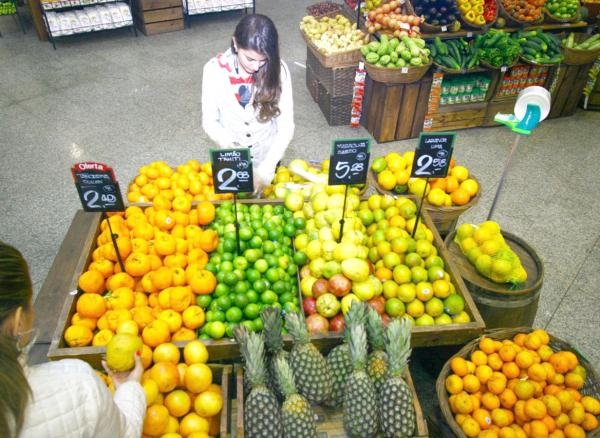 Compra em locais credenciados (Foto: Giuliano Gomes)