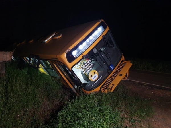 Ônibus tombou na região de Curitiba — Foto: Bruno Fávaro/RPC