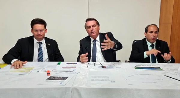 Bolsonaro, na live desta quinta-feira (Foto: Reprodução de vídeo)